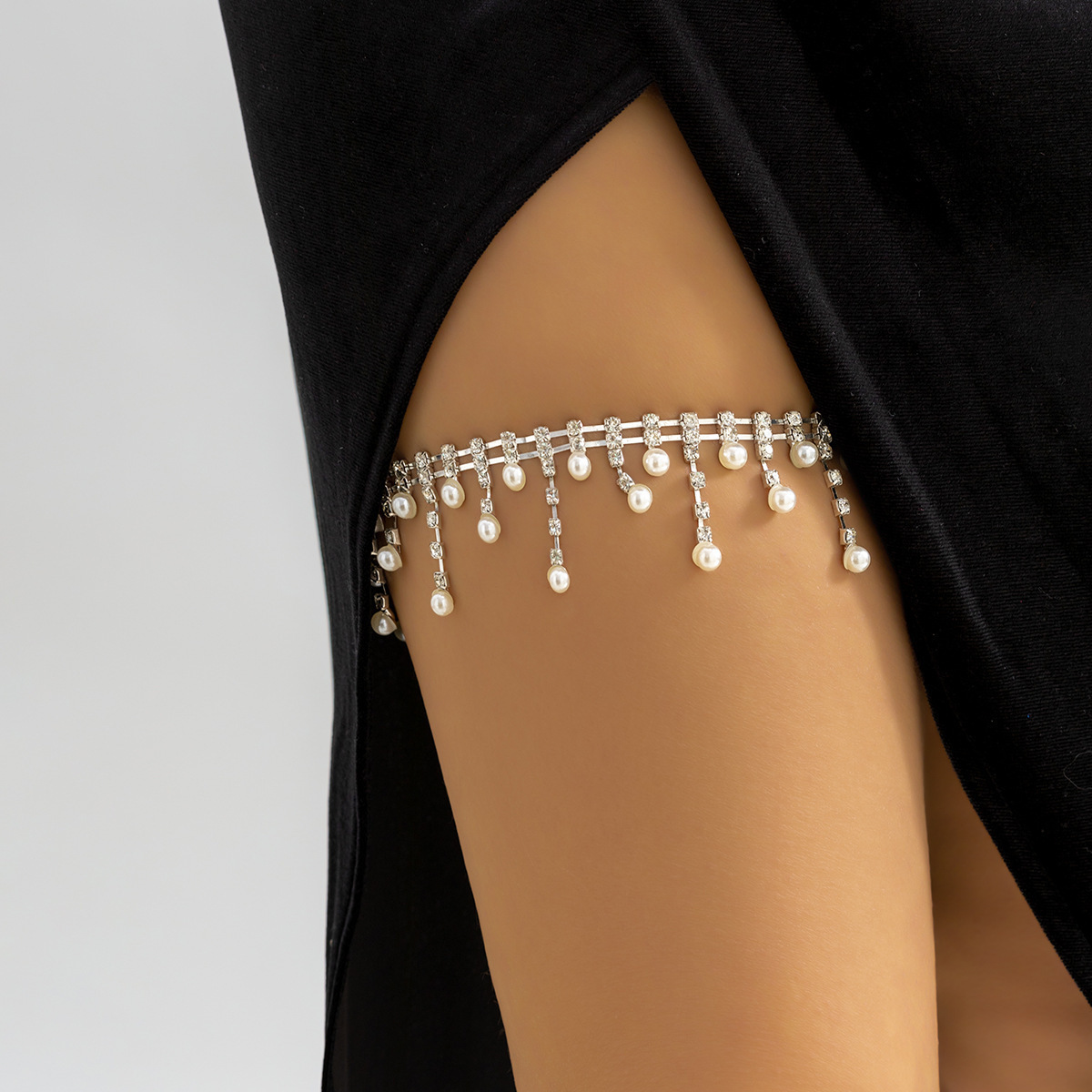 Body Jewelry Leg Chain - Rantai Kaki Mutiara Berhias Manik-manik untuk